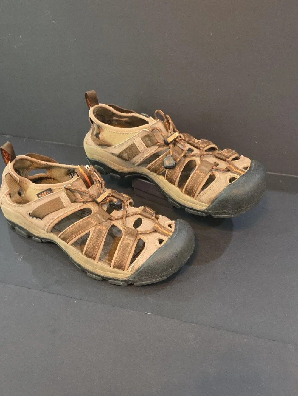 Keen Owyhee Men's Brown and Black Closed-Toe Outdoor Sandals Size 9.5